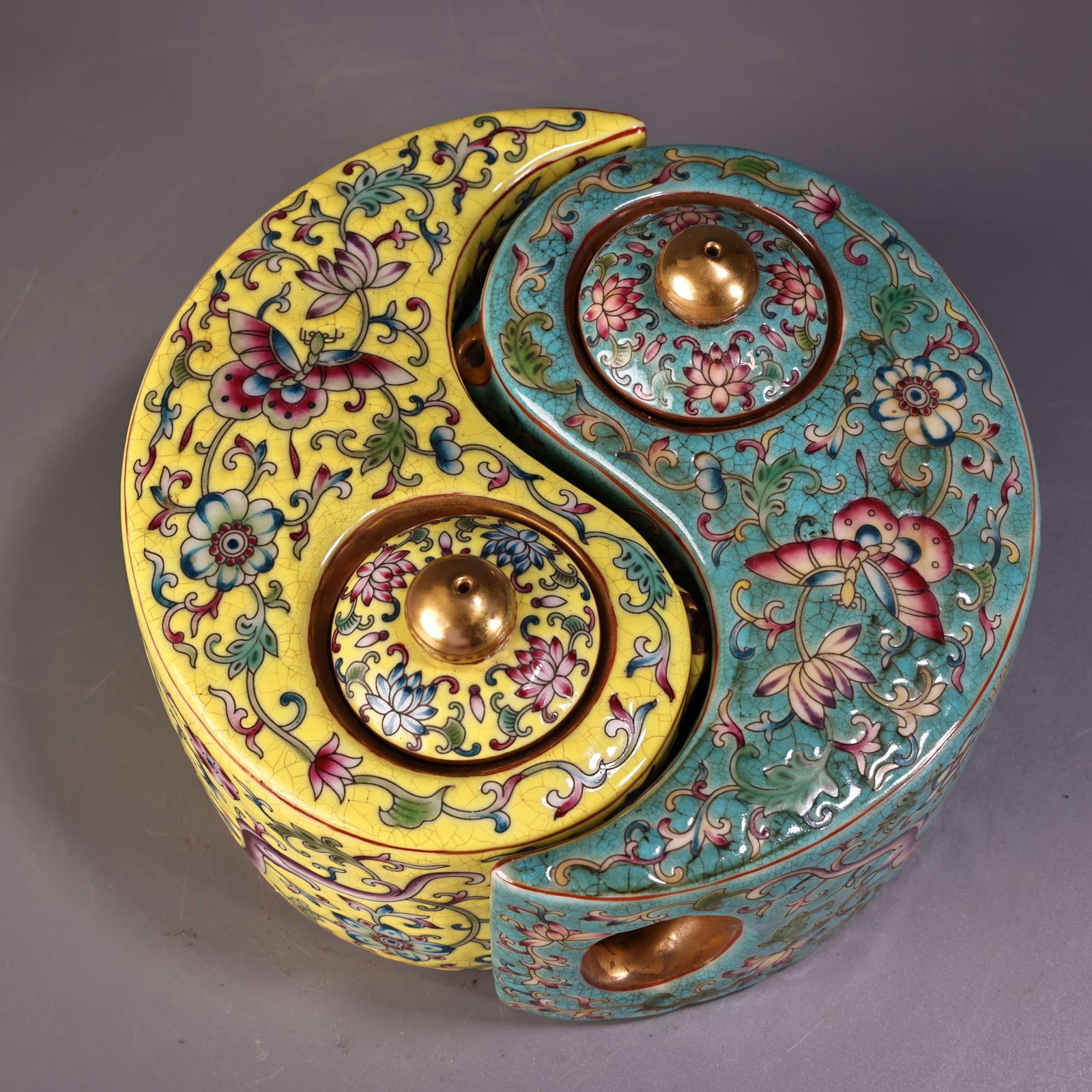 Old Gilt Gold Famille Rose Bagua Porcelain Pot: Title: Old Hetian Jade Dragon Pendant Date/Period: After1983 Origin: Chinese Dimension: 59x80x25(mm) 2.32x3.15x0.98(inches) Weight 0.35 lbs/157g Materials: Hetian Jade Reserve: $489.00 Shipping: Domes