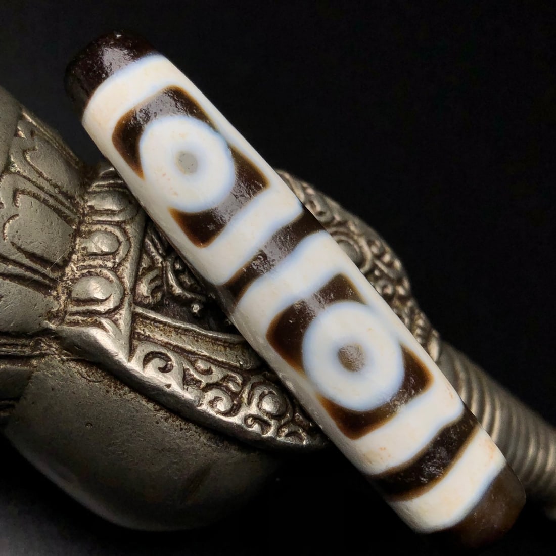 Old Four Eyes DZI Agate Pendant: Title: Old Hetian Jade Dragon Pendant Date/Period: After1988 Origin: Chinese Dimension: 59x80x25(mm) 2.32x3.15x0.98(inches) Weight 0.35 lbs/157g Materials: Hetian Jade Reserve: $150.00 Shipping: Domes