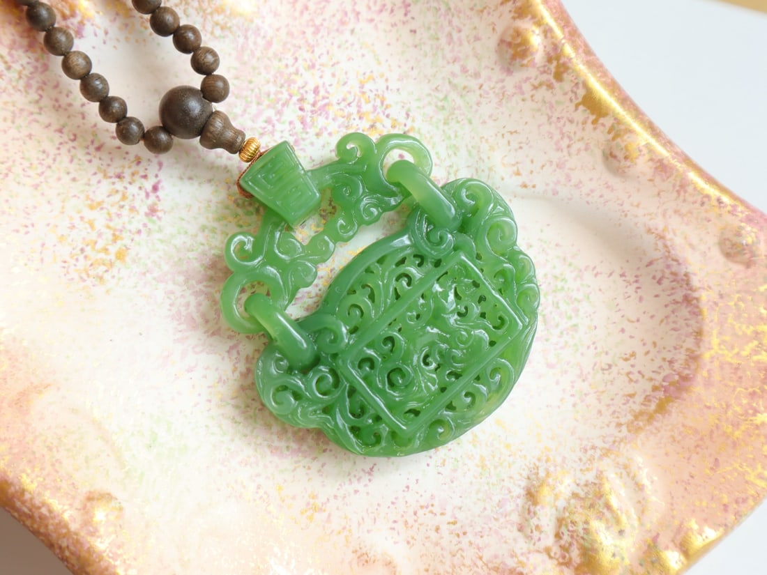 Natural Green Hetian Jade Ruyi Lock Pendant - 3