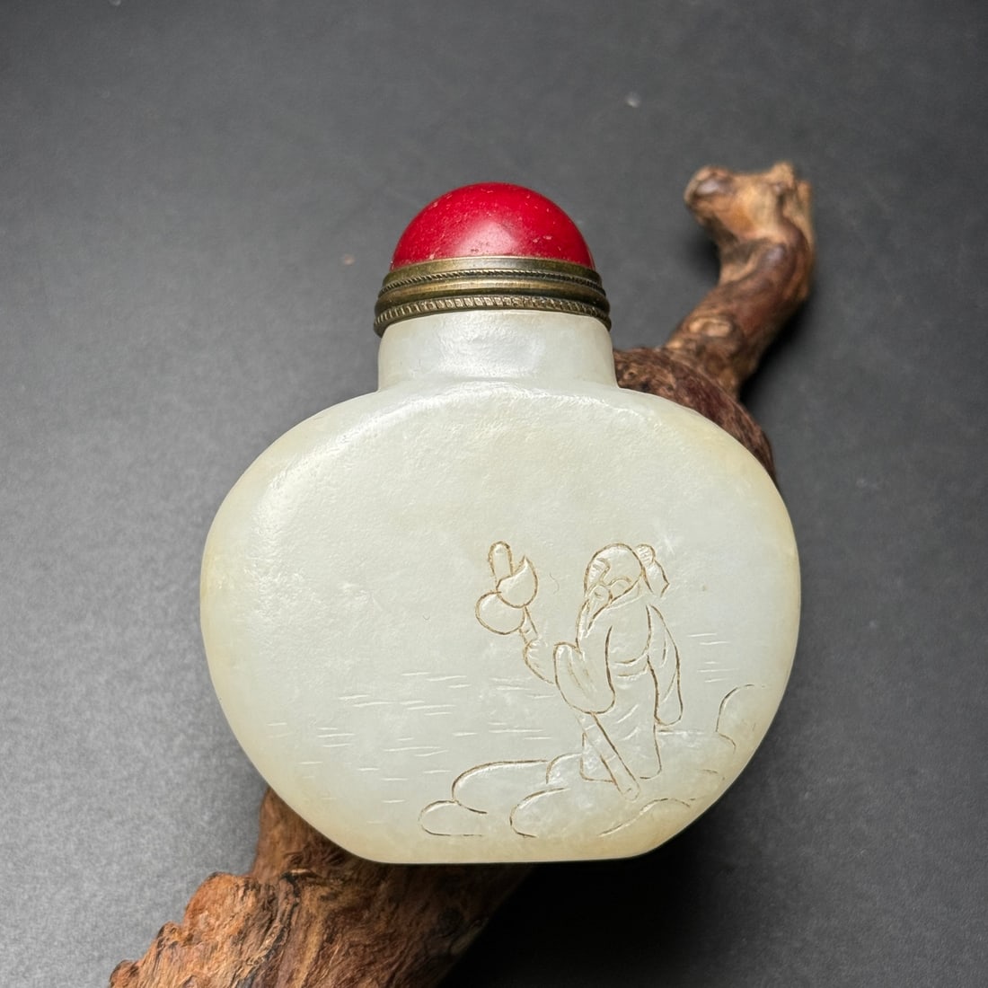 Old Hetian Jade Snuff Bottle: Title: Old Hetian Jade Dragon Pendant Date/Period: After2073 Origin: Chinese Dimension: 59x80x25(mm) 2.32x3.15x0.98(inches) Weight 0.35 lbs/157g Materials: Hetian Jade Reserve: $550.00 Shipping: