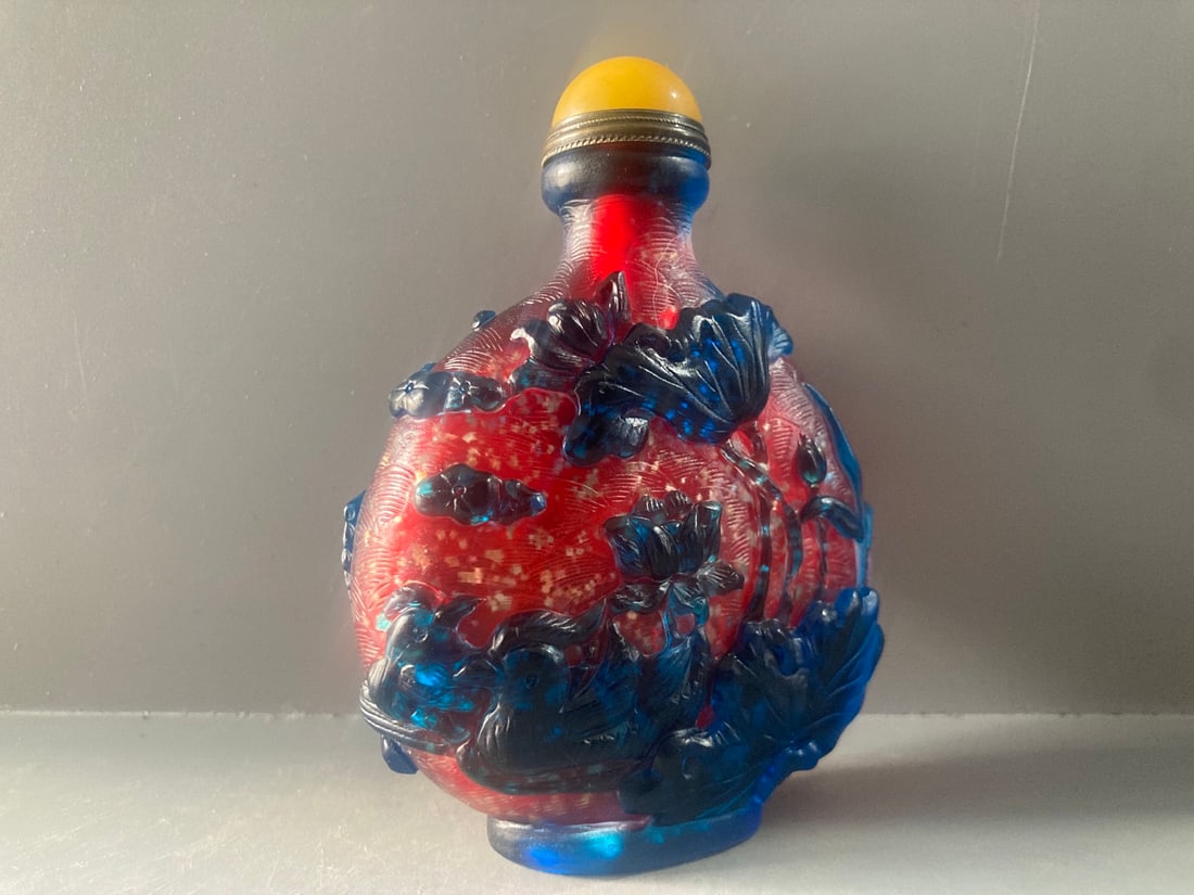 Old Peking Glass Fish Lotus Snuff Bottle - 4