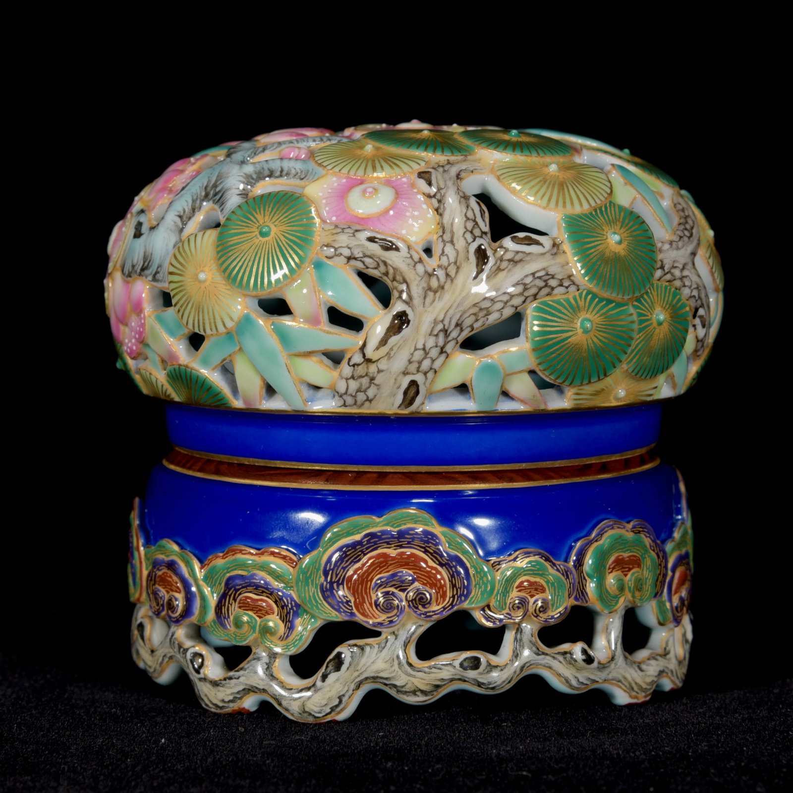 Openwork Famille Rose Porcelain Incense Burner: Title: Old Hetian Jade Dragon Pendant Date/Period: After2110 Origin: Chinese Dimension: 59x80x25(mm) 2.32x3.15x0.98(inches) Weight 0.35 lbs/157g Materials: Hetian Jade Reserve: $1,199.00 Shipping: