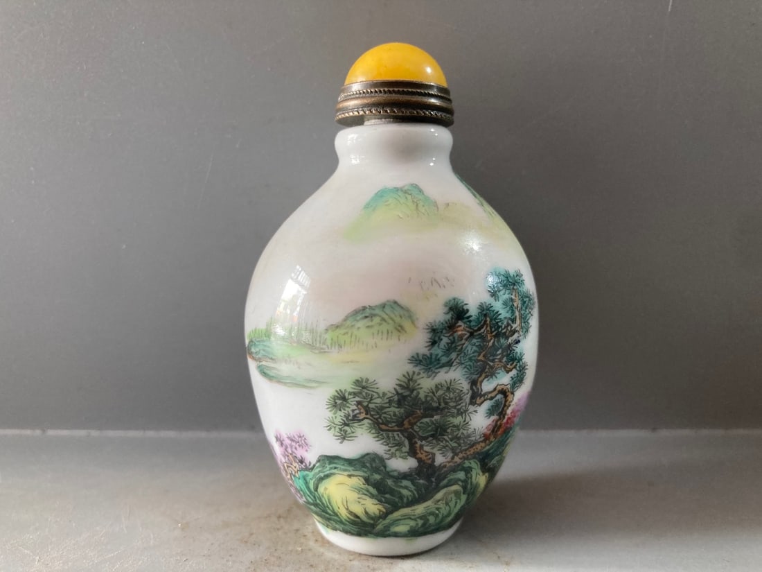 Old Famille Rose Porcelain Snuff Bottle - 2