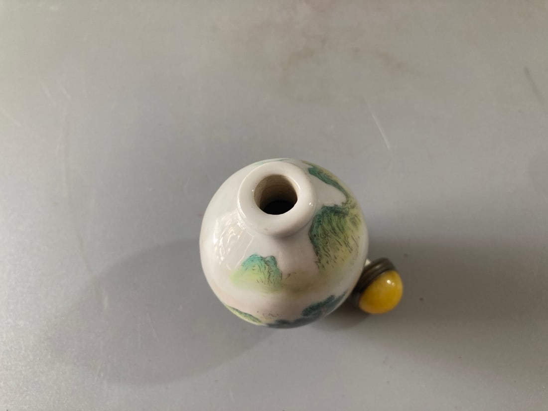 Old Famille Rose Porcelain Snuff Bottle - 8