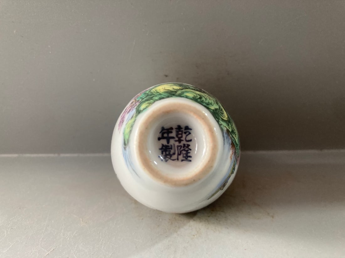 Old Famille Rose Porcelain Snuff Bottle - 9