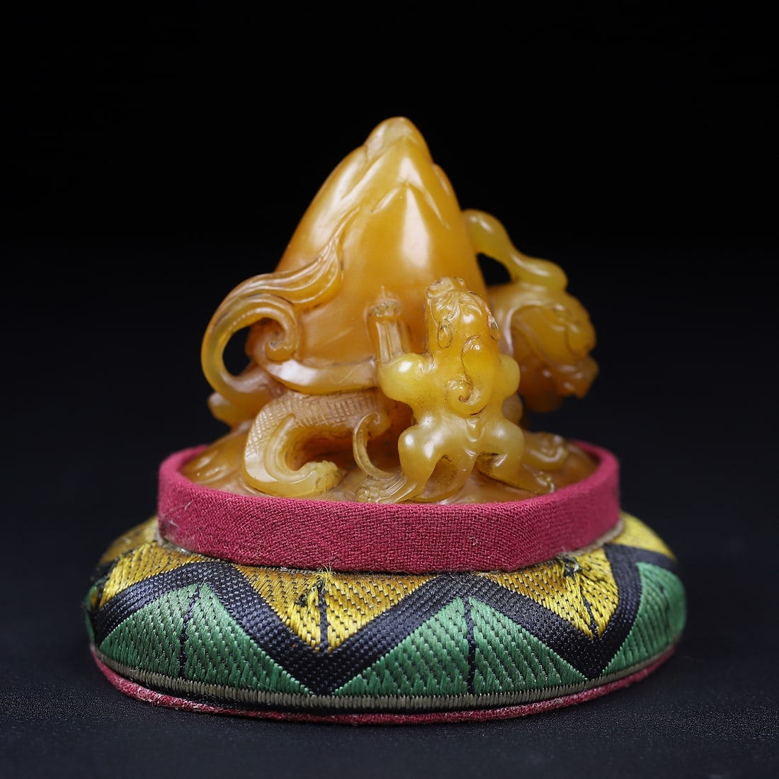 Vintage Shoushan Soapstone Hand-Carved Seal/Stamp Beast: Title: Old Hetian Jade Dragon Pendant Date/Period: After2151 Origin: Chinese Dimension: 59x80x25(mm) 2.32x3.15x0.98(inches) Weight 0.35 lbs/157g Materials: Hetian Jade Reserve: $599.00 Shipping: