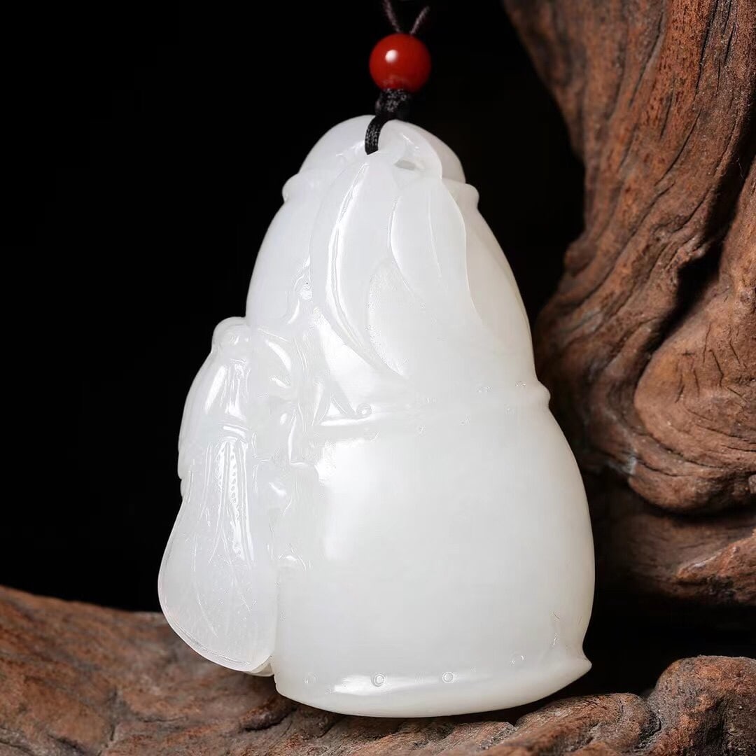 Chinese White Hetian Jade Carved Bamboo Cicada Pendant with Certificate: Title: Old Hetian Jade Dragon Pendant Date/Period: After2156 Origin: Chinese Dimension: 59x80x25(mm) 2.32x3.15x0.98(inches) Weight 0.35 lbs/157g Materials: Hetian Jade Reserve: $550.00 Shipping: