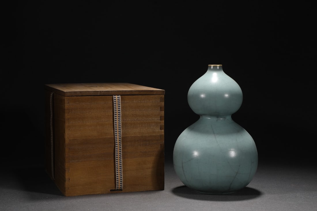 Old Inlay Silver Edge Guan Kiln Gourd Porcelain Vase w Box: Title: Old Hetian Jade Dragon Pendant Date/Period: After2162 Origin: Chinese Dimension: 59x80x25(mm) 2.32x3.15x0.98(inches) Weight 0.35 lbs/157g Materials: Hetian Jade Reserve: $999.00 Shipping: Domes