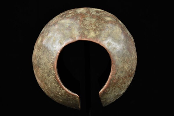 Currency bracelet - Copper - Mbole - DR Congo: Old currency bracelet from the Mbole tribe of DR Congo. Bracelets such as this were highly prized in Western Africa from 1600-1900. The style and make of this kind of bracelet was indigenous to most w