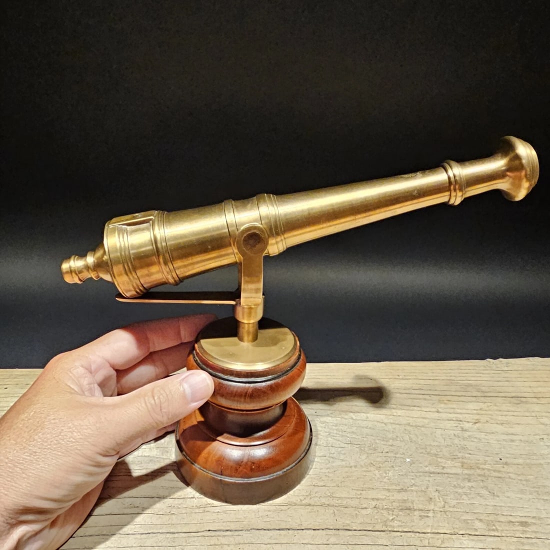 10" 1805 Brass Signal Cannon Model: 10" Long x 3.5" Wide 8 1/4" Tall Antique-Style 1805 Brass Signal Cannon - Non-Firing Replica with Mahogany Base This finely crafted reproduction captures the look and feel of an early 1800s brass