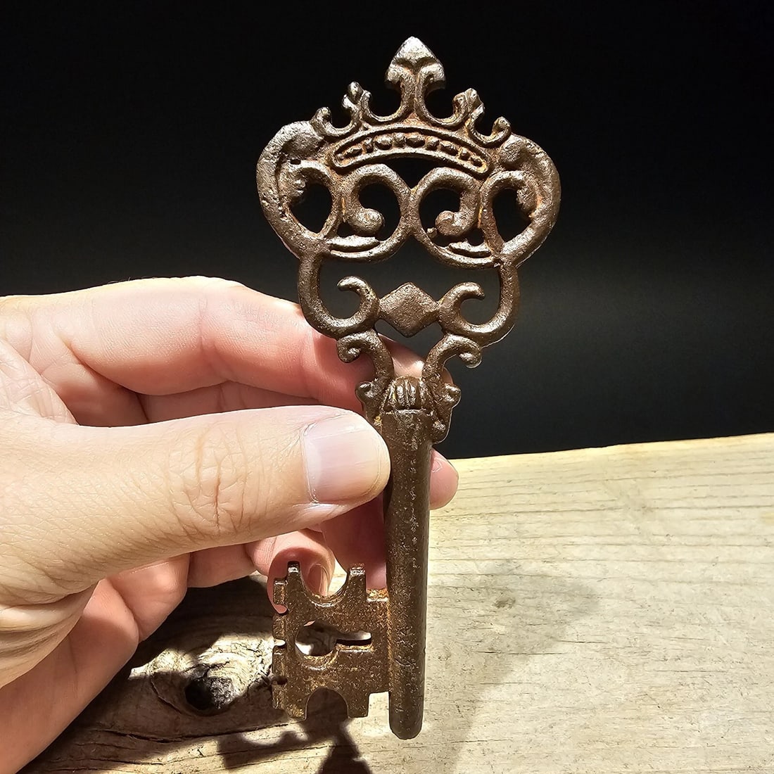 5" Cast Iron Large Skeleton Church Key: 5" Great large reproduction cast iron key! The key is a brown black rust color. Nice heavy solid quality. Reserve: $15.00 Shipping: Domestic: Flat-rate of $4.75 to anywhere within the contiguous U.S. 