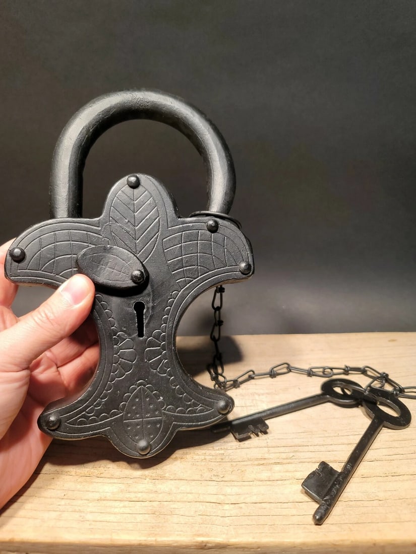 Large 9 1/2" Cast Iron Padlock Lock & Key: 9 1/2" tall x 6" Wide Nice reproduction cast iron padlock! This lock is fully functional! Hard to tell its age. Great aged patina throughout. Limited quantity available! Reserve: $40.00 Shipping: Dome