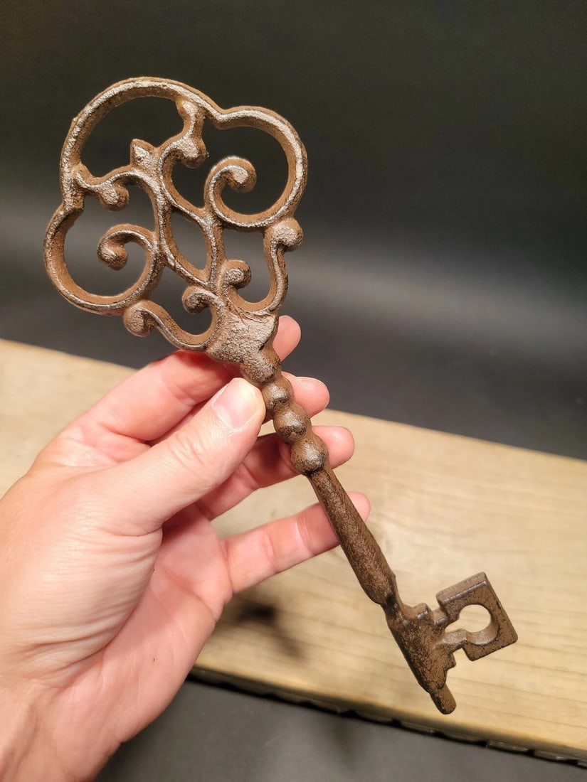 Cast Iron Large Ornate Skeleton Key - 8