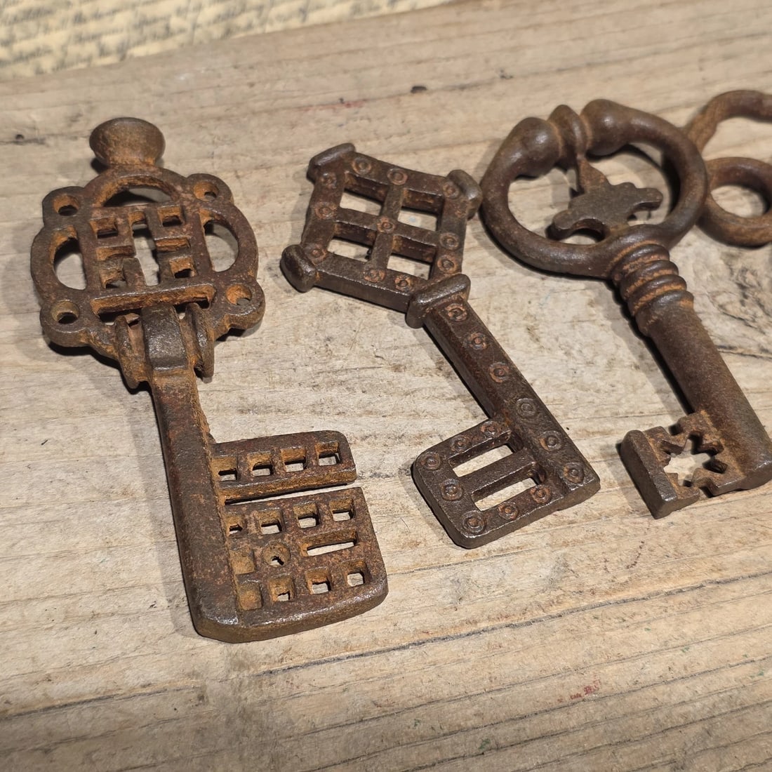 Large Iron Skeleton Key Collection Set of 5: Vintage Style Cast Iron Skeleton Keys - Set of 5 Unlock some old-world charm with this decorative set of 5 reproduction skeleton keys. Perfect for adding a rustic, antique touch to your home decor, ph