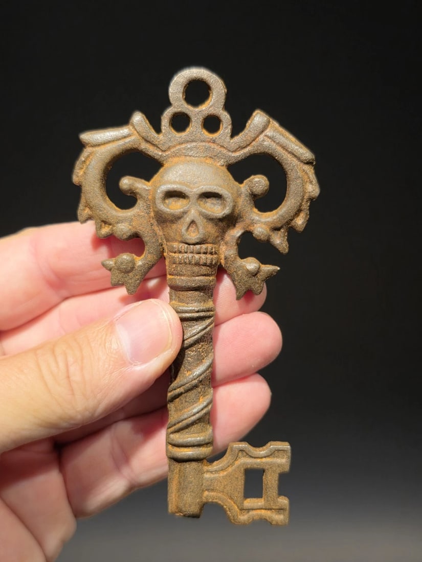 4" Large Iron Skeleton Key: 4 1/4" long x 2 1/2" wide Nice iron key! Hard to tell its age. Heavy iron beautiful worn patina. Great aged patina throughout. Limited quantity available! Reserve: $15.00 Shipping: Domestic: