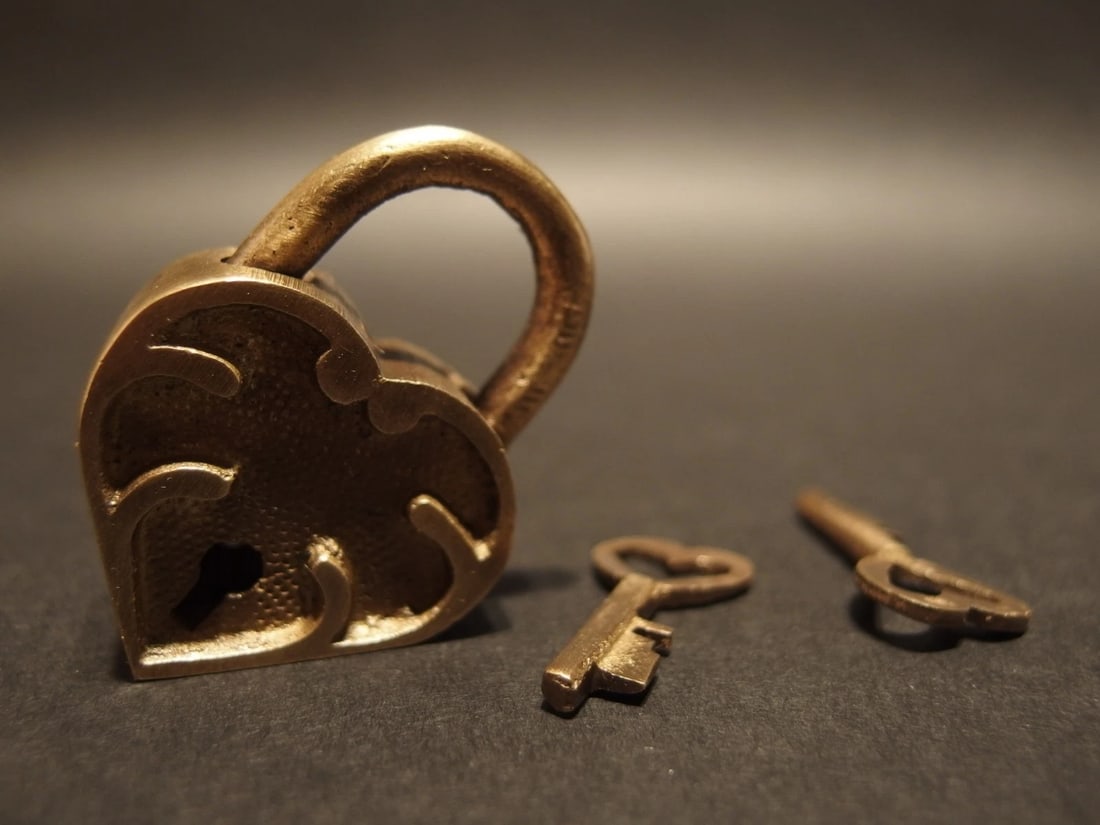 Cast Iron Trunk Chest Box Heart Padlock w Key: 2" Tall x 1 3/8" Wide Just wonderful heavy duty antique reproduction iron padlock with keys. Fully functional, looks great on an old truck or chest! Reserve: $18.00 Shipping: Domestic: Flat-rate of