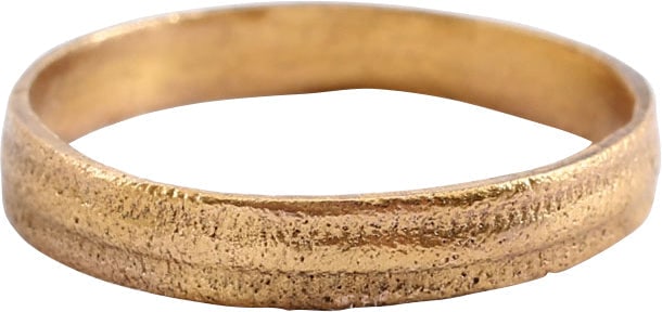 VIKING WARRIOR'S WEDDING RING 9TH-11TH CENTURY, SIZE 8: Gilt bronze. Good wearable size 8. 3.0mm band with raised rounded middle flanked by narrow raised edges resulting in a five rank configuration. Professionally refurbished with the 24karat gold surface