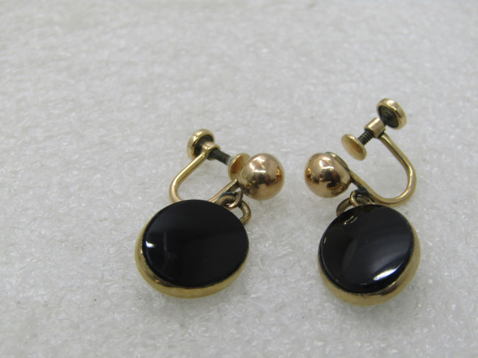 Vintage 12kt G.F. Black Dangle Earrings, Screw Back, Signed WRE, 1960's: Title: Vintage 12kt G.F. Black Dangle Earrings, Screw Back, Signed WRE, 1960's Description: Vintage 12kt G.F. Black Dangle Earrings, Screw Back, Signed WRE, 1960's. Marked 1/20 12kt G.F. and signed WR