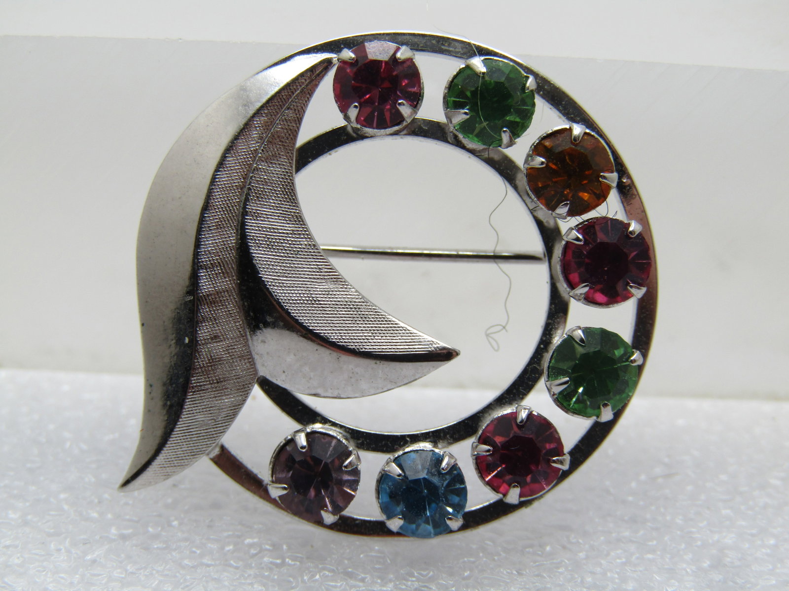 Vintage 12KT G.F. Rhinestone Brooch, Circle Leaf, Signed Catamore, 1960's-1970's: Title: Vintage 12KT G.F. Rhinestone Brooch, Circle Leaf, Signed Catamore, 1960's-1970's Description: Vintage 12KT G.F. Rhinestone Brooch, Circle Leaf, 1960's-1970's. This has two textured and smooth l
