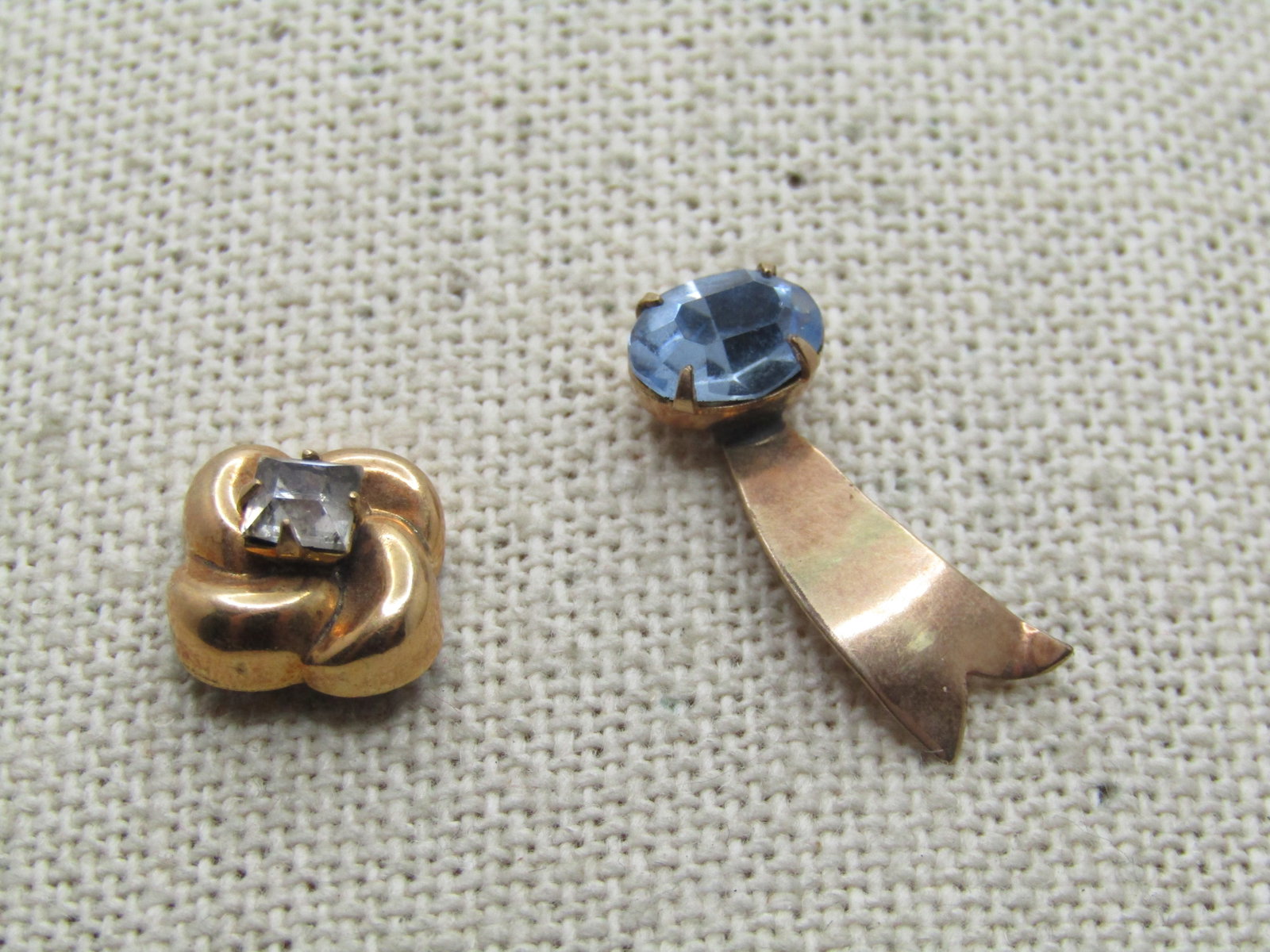 Two 10kt G.F. Tack/Collar Pins, Clear and Blue Stone 1940's-1950's: Title: Two 10kt G.F. Tack/Collar Pins, Clear and Blue Stone 1940's-1950's Description: Two 10kt G.F. Tack/Collar Pins, Clear and Blue Stone 1940's-1950's. These test as 10kt G.F. They are a yellow gol
