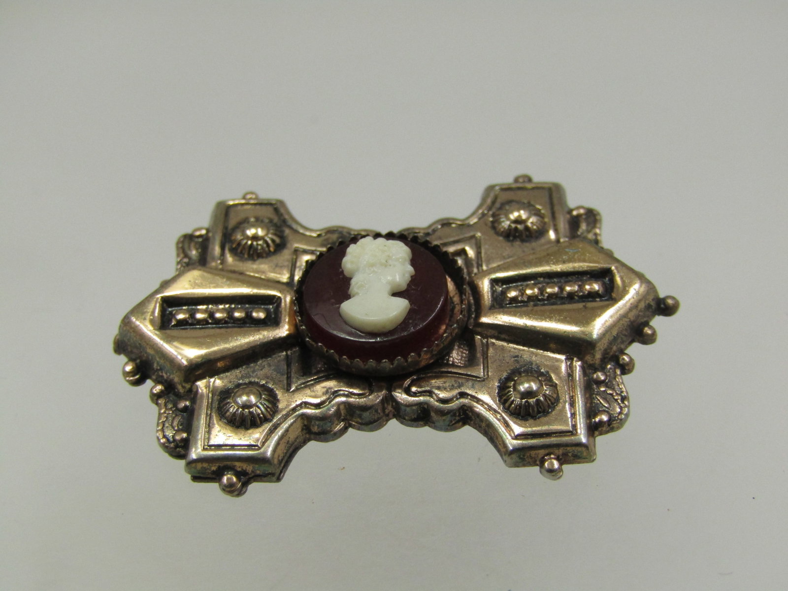 Vintage 10kt G.F. Cameo Brooch, 1930's, 1-3/8": Title: Vintage 10kt G.F. Cameo Brooch, 1930's, 1-3/8" Description: Vintage 10kt G.F. Cameo Brooch, 1930's, 1-3/8" wide and 1" tall. This is done in a somewhat of a bow shape with the very ends pointed