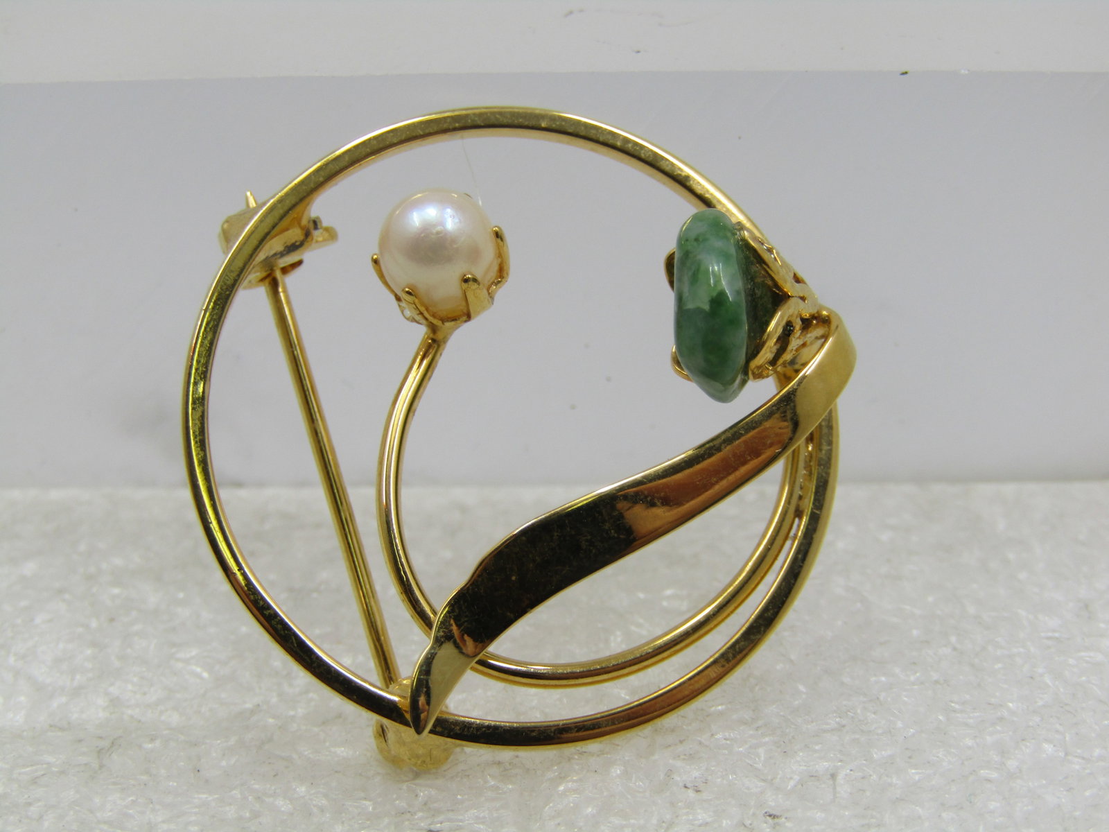 Vintage 10kt G.F. Faux Pearl Green Stone Brooch, Circle, 1960's: Title: Vintage 10kt G.F. Faux Pearl Green Stone Brooch, Circle, 1960's Description: Vintage 10kt G.F. Faux Pearl Green Stone Brooch, Circle, 1960's, This is a 1.25" circle brooch with a curved stem ho