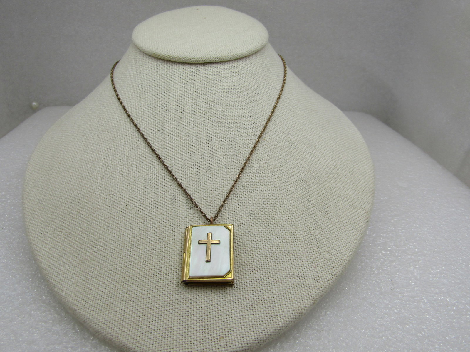Vintage 12kt G.F. MOP Cross Locket Necklace, 20", 1940's-1950's. 20" Twisted rop chain that is appx.: Title: Vintage 12kt G.F. MOP Cross Locket Necklace, 20", 1940's-1950's. 20" Twisted rop chain that is appx. 1.5mm wide with a spring clasp and is marked 1/20 12kt G.F. The locket has a mother-of-pearl