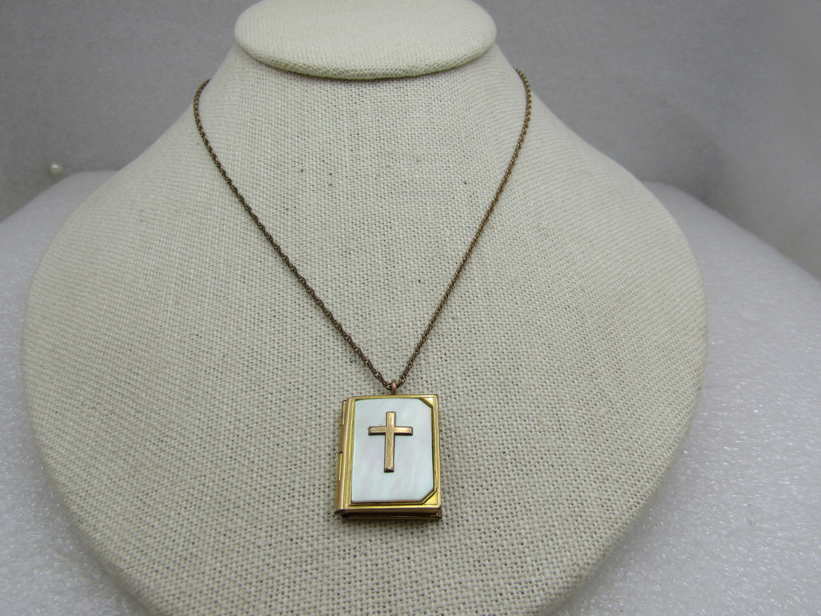 Vintage 12kt G.F. MOP Cross Locket Necklace, 20", 1940's-1950's. 20" Twisted rop chain that is appx. - 3