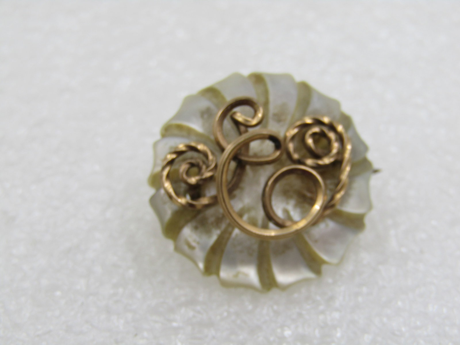 Vintage Carved Mother-of-Pearl Initial E Brooch - 6