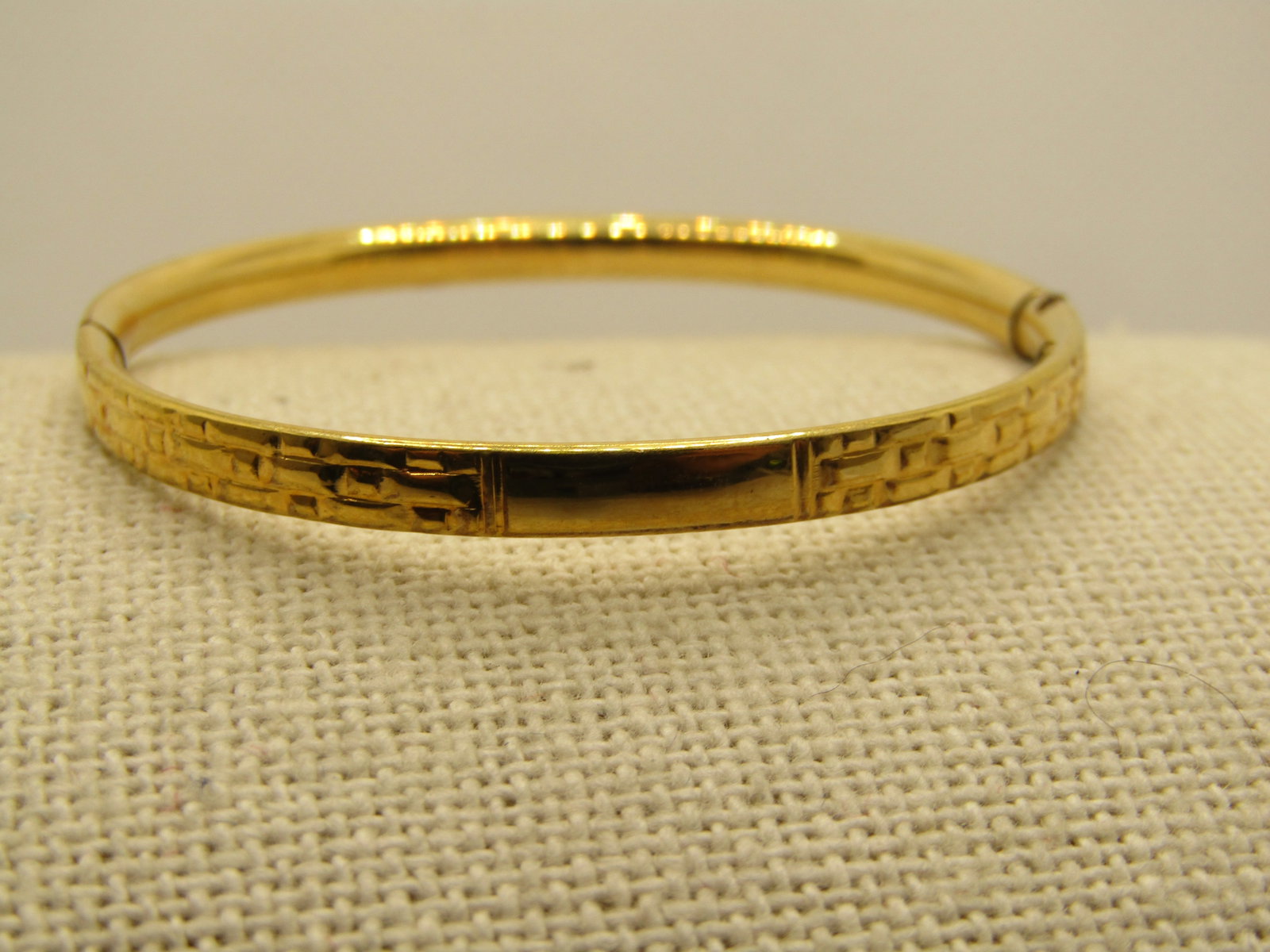 1/20 12KT Kiddie Kraft Bangle Bracelet, 5", Slide Opening, Locking Clasp, 3.5mm 1950's: Title: 1/20 12KT Kiddie Kraft Bangle Bracelet, 5", Slide Opening, Locking Clasp, 3.5mm 1950's Description: 1/20 12KT GFKiddie Kraft Bangle Bracelet, 5", Slide Opening, Locking Clasp, 3.5mm 1950's.