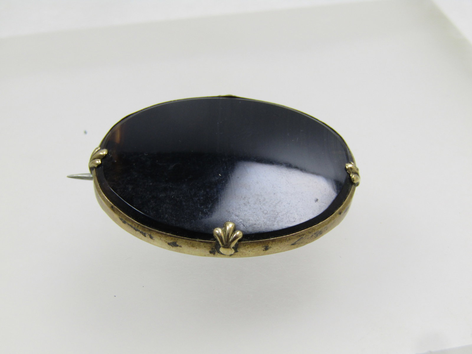Victorian 10kt GF Jet Glass Brooch, Fleur-de-Lis Accents, 1800's.: Title: Victorian 10kt GF Jet Glass Brooch, Fleur-de-Lis Accents, 1800's. Description: Victorian 10kt GF Jet Glass Brooch, Fleur-de-Lis Accents, 1800's. The black glass is set in a bezel with three fle