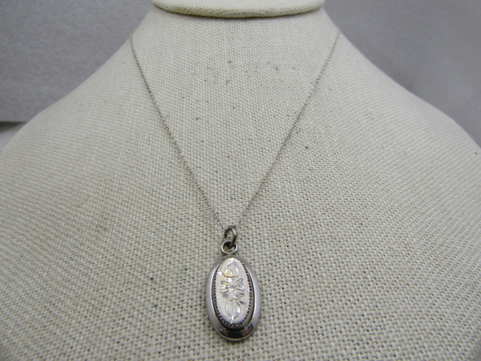 Vintage 12kt G.F. Engraved Cameo Necklace, 18" Chain .925: Title: Vintage 12kt G.F. Engraved Cameo Necklace, 18" Chain .925 Description: Vintage 12kt G.F. Engraved Cameo Necklace, 18" Chain .925 marked. 3.08 grams for the necklace. The pendant is marked 1/20 