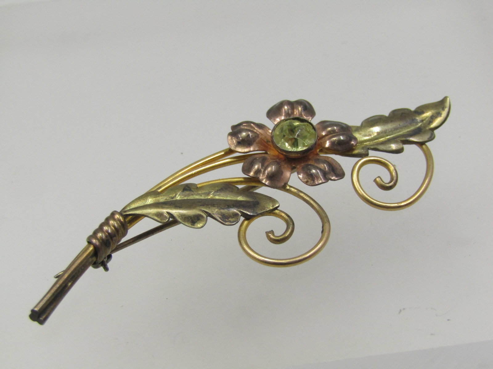Vintage Van Dell Sterling Floral Brooch, 1/20 12kt/GF Over Sterling Floral 1940's: Title: Vintage Van Dell Sterling Floral Brooch, 1/20 12kt/GF Over Sterling Floral 1940's Description: Vintage Van Dell Sterling Floral Brooch, 1/20 12kt GF Over Sterling Floral 1940's. It is appx. 2.7