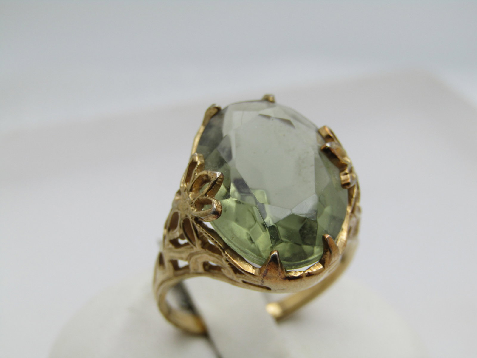 Vintage 10kt GP Pale Green Stone Ring, Signed Uncas, Size 9, Mid-Century: Title: Vintage 10kt GP Pale Green Stone Ring, Signed Uncas, Size 9, Mid-Century Description: Vintage 10kt GP Pale Green Stone Ring, Signed Uncas, Size 9. Oval faceted pale smoky green stone that is