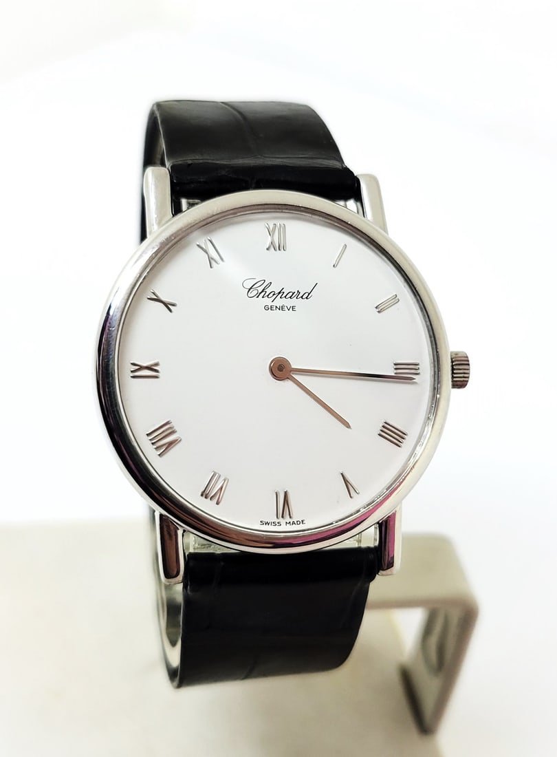 Vintage Solid 18k White Gold CHOPARD Men's 33.5 mm Quartz Watch 16/3225* EXLNT: Solid 18k White Gold CHOPARD Men's Quartz Watch 16/3225* EXLNT? This Men's Corum watch is Swiss made Great present for watch collectors & enthusiasts! * Solid 18k white gold case in shiny finish * Bac