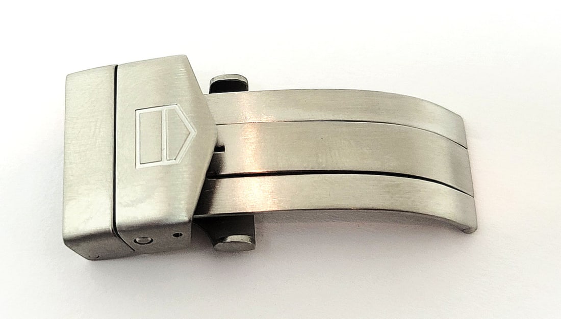 Original S/Steel TAG HEUER FC5048 Deployment Buckle for 18 mm Band: Original S/Steel TAG HEUER FC5048 Deployment Buckle for 18 mm Band in EXLNT Cond?ition! ? * Stainless steel Genuine Tag Heuer Deployment Buckle in matte finish * Fits 18 mm band * Model # FC5048 *