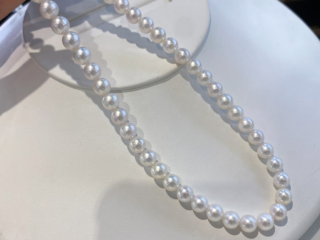 akoya seawater pearl necklace: Title: akoya seawater pearl necklace Description: The pearls are 6.5-7mm in diameter, perfectly round, with minor blemishes, and possess excellent luster. Their simple yet elegant design makes them