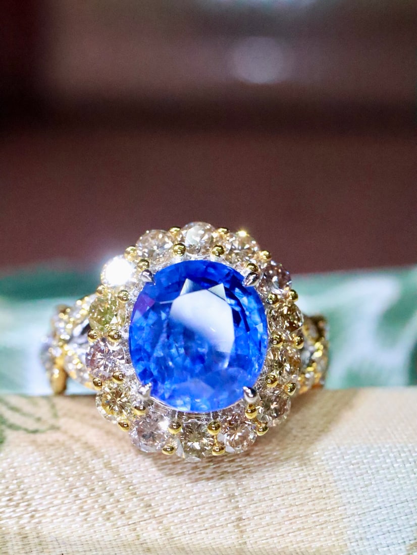 18K Natural Cornflower Blue Sapphire Ring: Title: 18K Natural Cornflower Blue Sapphire Ring Description: This ring captivates with its large cornflower blue sapphire, showcasing a romantic hue reminiscent of a blue flower sea. Paired with