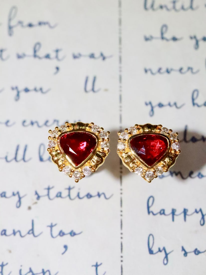 18K Natural Unheated Pigeon Blood Ruby Earrings: Title: 18K Natural Unheated Pigeon Blood Ruby Earrings Description: These earrings showcase a vintage style, featuring a vibrant pigeon blood unheated ruby that captivates with its brilliance. The