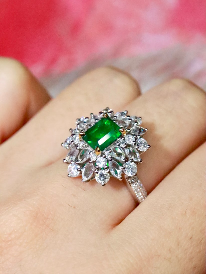 18K Gold Natural Fine Emerald Ring - 6