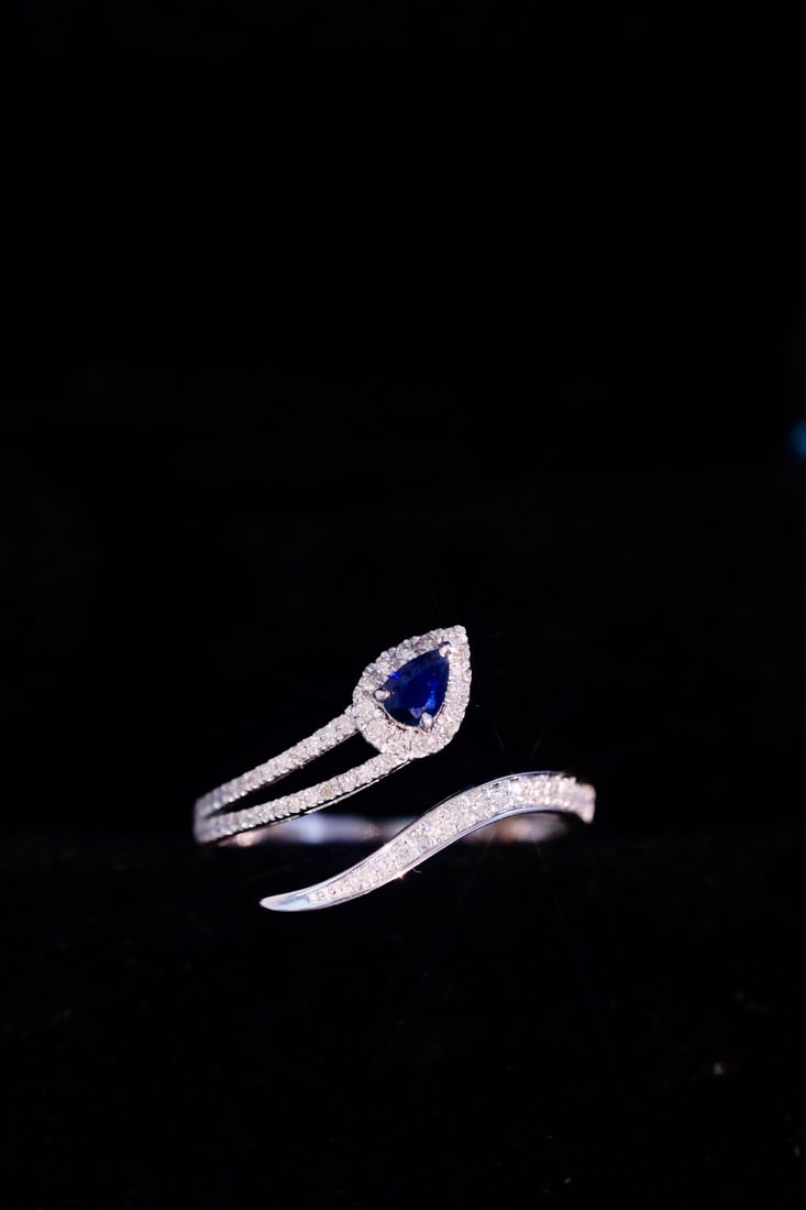 18K Natural Sapphire Snake Ring: Title: 18K Natural Sapphire Snake Ring Description: This ring is meticulously crafted in 18K gold, featuring a dynamic snake design that wraps around the finger, showcasing a unique vintage elegance.