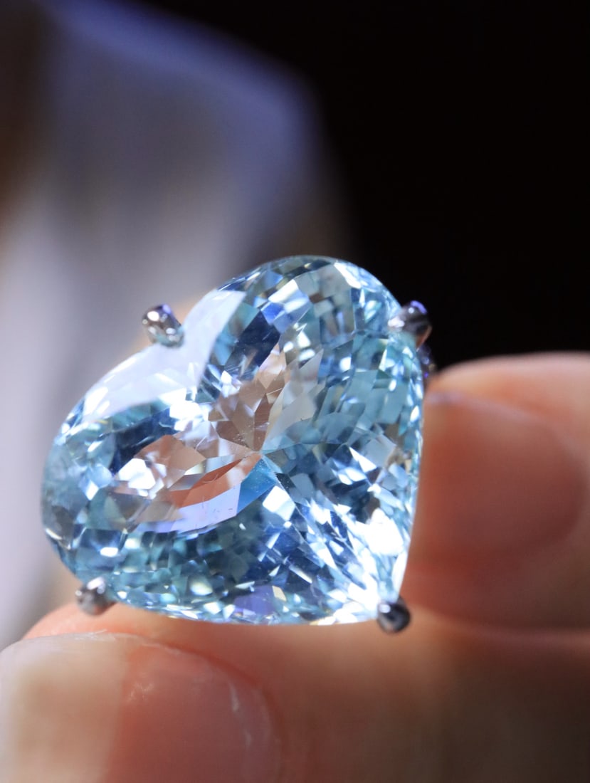 18K Gold Natural Aquamarine Ring: Title: 18K Gold Natural Aquamarine Ring Description: This heart-shaped aquamarine ring dazzles with its brilliant cut and glass-like clarity. The 12.15-carat main stone beautifully complements the 0.5