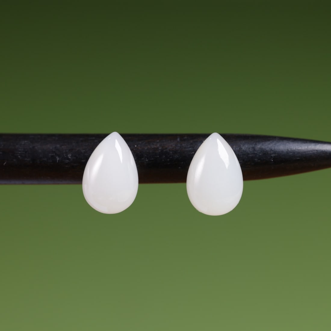 18K Gold Natural Hetian Jade White Jade Earrings: Title: 18K Gold Natural Hetian Jade White Jade Earrings Description: These earrings are exquisitely set in 18K gold, featuring natural Hetian jade white jade, showcasing a perfect blend of elegance an