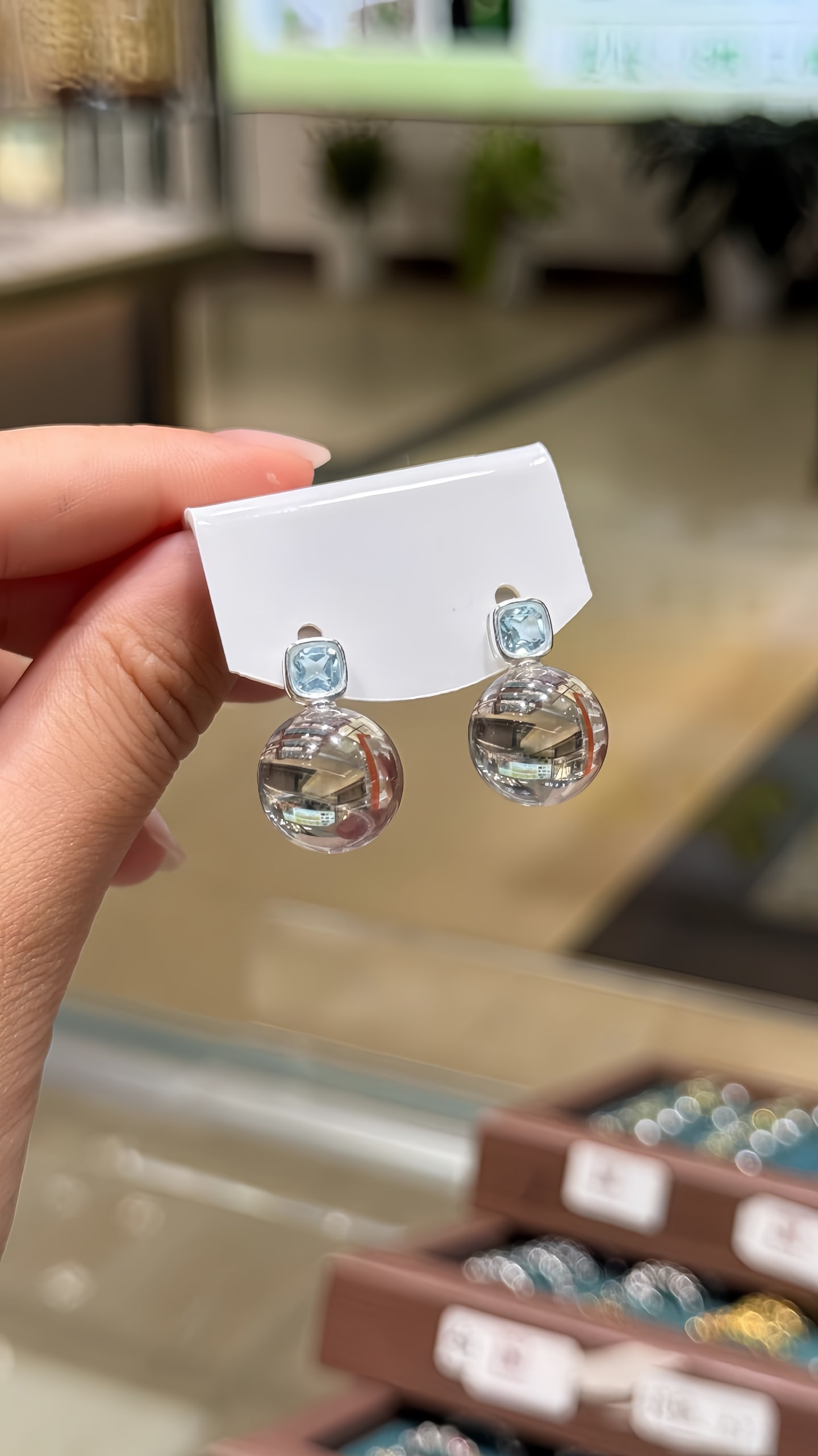 925 Silver Natural White Crystal Earrings: Title: 925 Silver Natural White Crystal Earrings Description: These earrings are exquisitely set in 925 silver, featuring a 14mm natural white crystal as the main stone, showcasing a minimalist yet