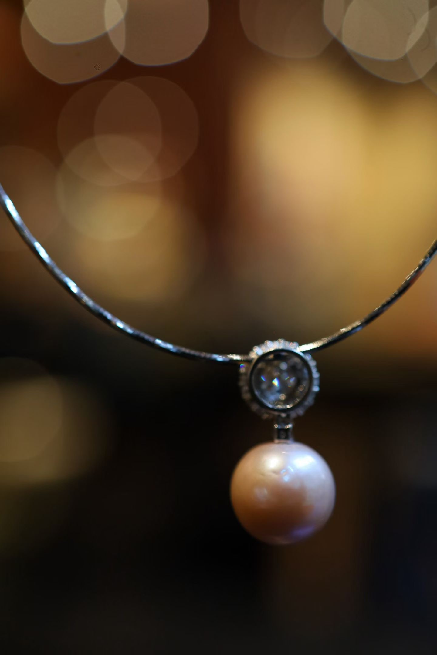 Natural Pearl Necklace: Title: Natural Pearl Necklace Description: This natural pearl necklace is renowned for its elegant design and exquisite craftsmanship, showcasing the natural luster and charm of the pearls. Each pearl