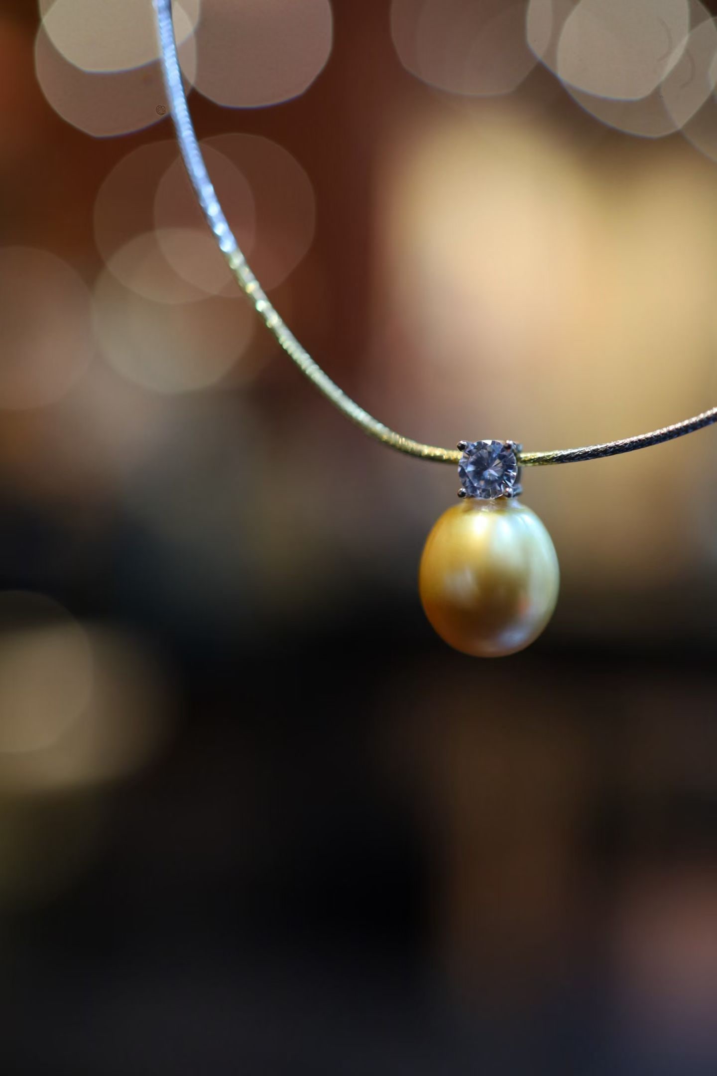 Natural South Sea Golden Pearl Necklace: Title: Natural South Sea Golden Pearl Necklace Description: This necklace showcases the unique charm of South Sea golden pearls with its rich golden hue and elegant design. Each pearl radiates a natur