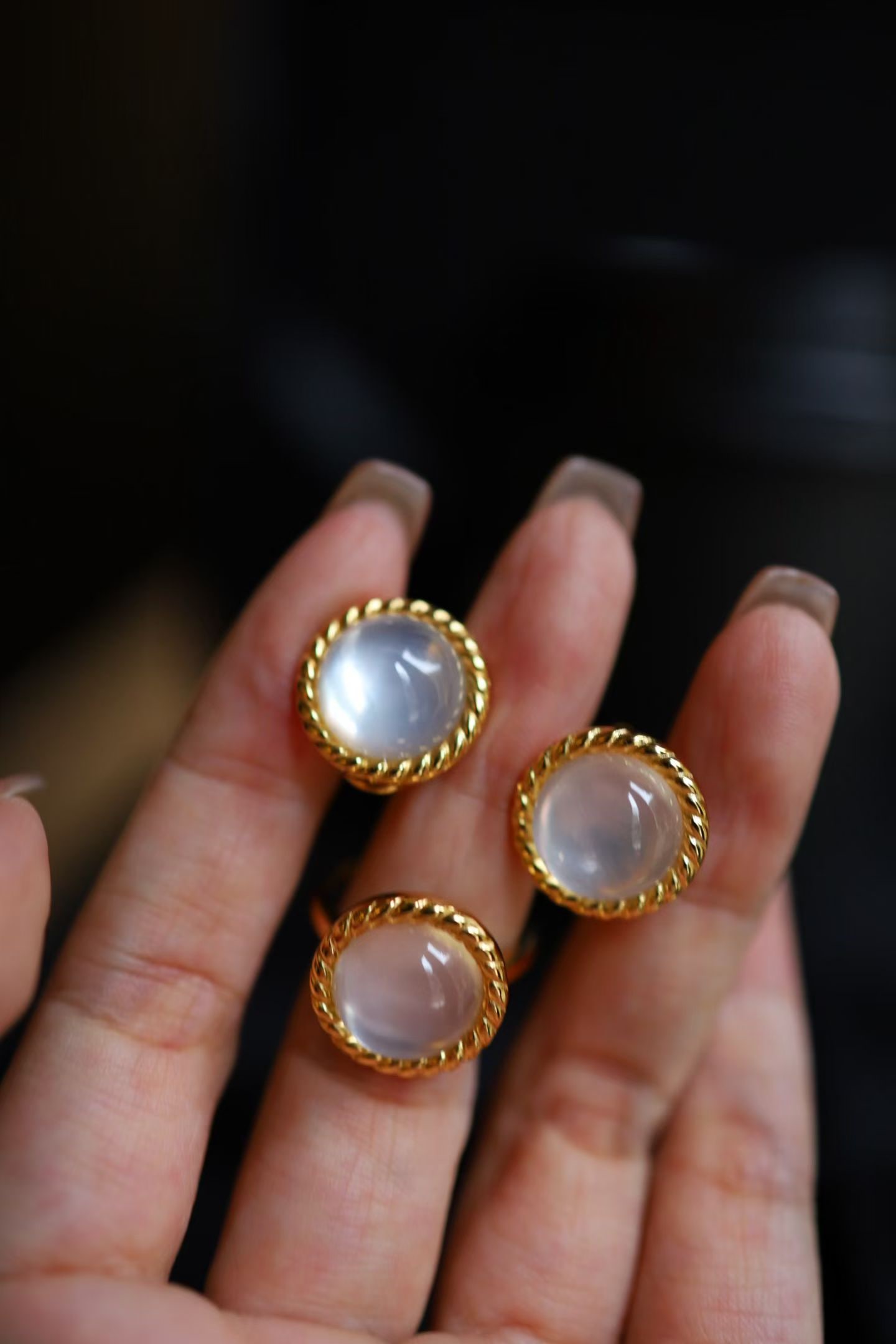 Natural White Crystal Set: Title: Natural White Crystal Set Description: This natural white crystal set is renowned for its translucent quality and gentle glow, reminiscent of moonlight, soft and enchanting. The twisted silver