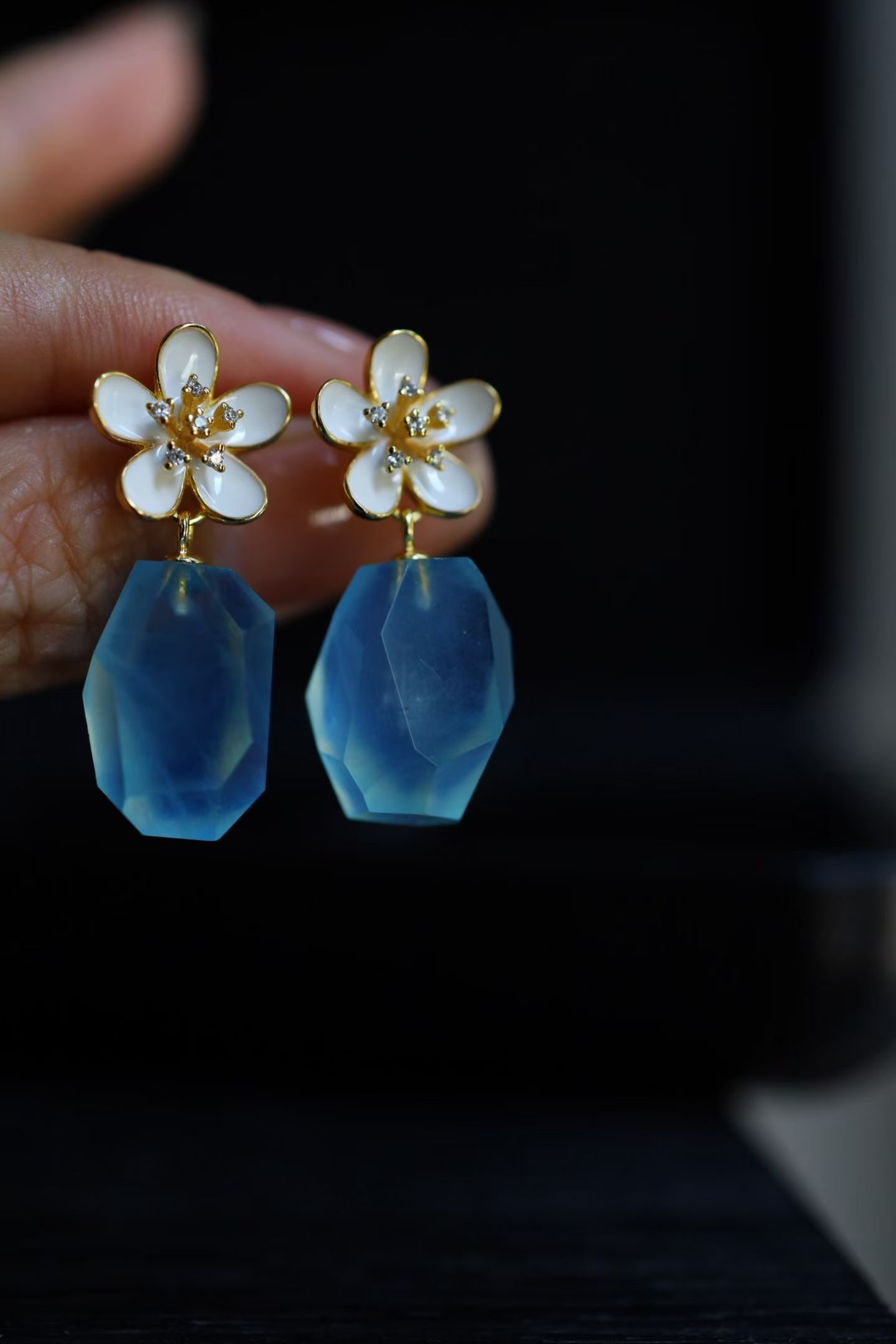 Natural Aquamarine Earrings: Title: Natural Aquamarine Earrings Description: These earrings feature natural aquamarine as the main stone, with a handcrafted freeform design that showcases unique angles, becoming increasingly capt