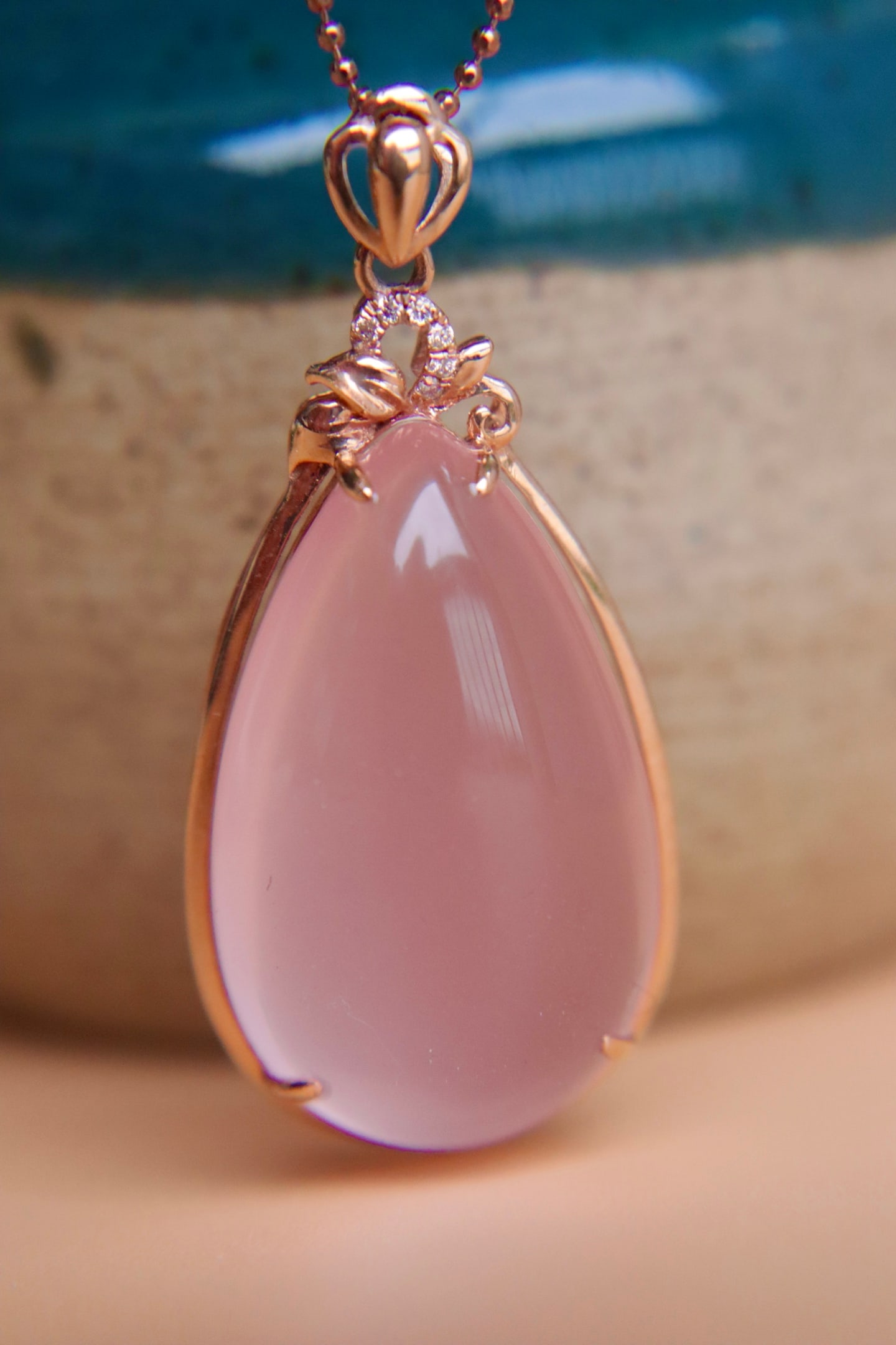 18K Gold Natural Rose Quartz Pendant: Title: 18K Gold Natural Rose Quartz Pendant Description: This 18K gold rose quartz diamond pendant stands out with its elegant design and exquisite craftsmanship. The main stone weighs 26.3 carats, sh