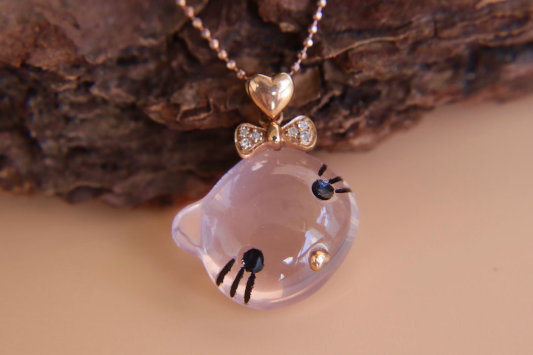 18K Gold Natural Rose Quartz Cat Pendant: Title: 18K Gold Natural Rose Quartz Cat Pendant Description: This 18K gold natural rose quartz cat pendant is elegantly set with dazzling South African diamonds, showcasing a unique artistic charm